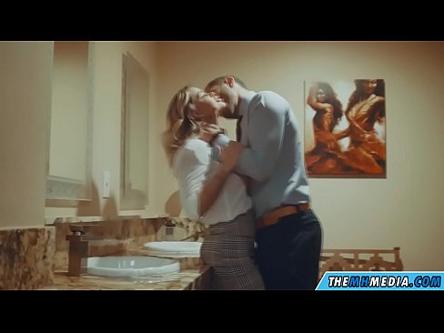 ❤️ Cuando una rubia tetona te seduce en un baño público ❤️❌ Video de sexo en es.risegame.top ❌️